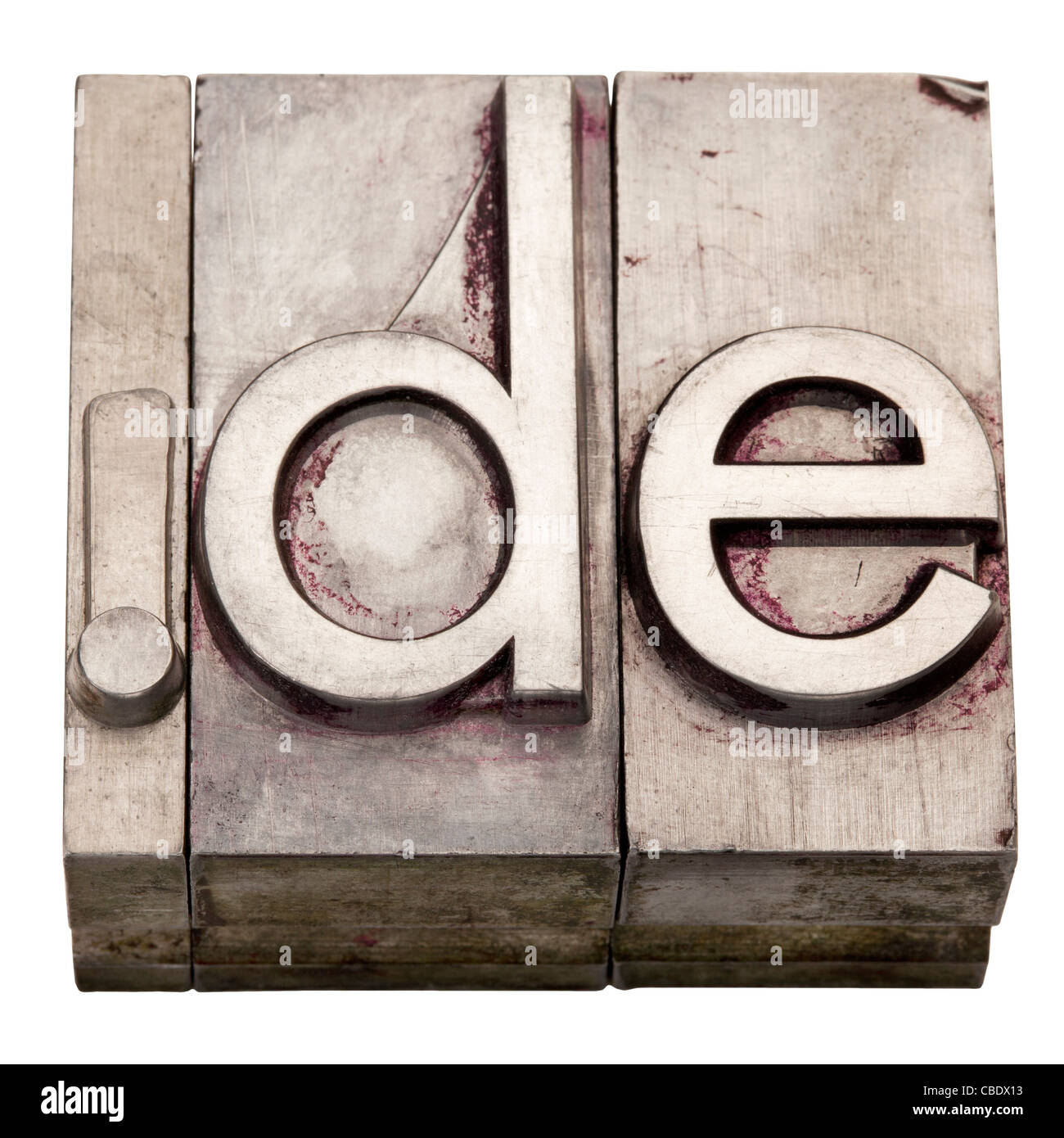 Dot DE - internet paese dominio per la Germania, grunge metal tipografia blocchi, macchiato dall'inchiostro, isolato su bianco Foto Stock