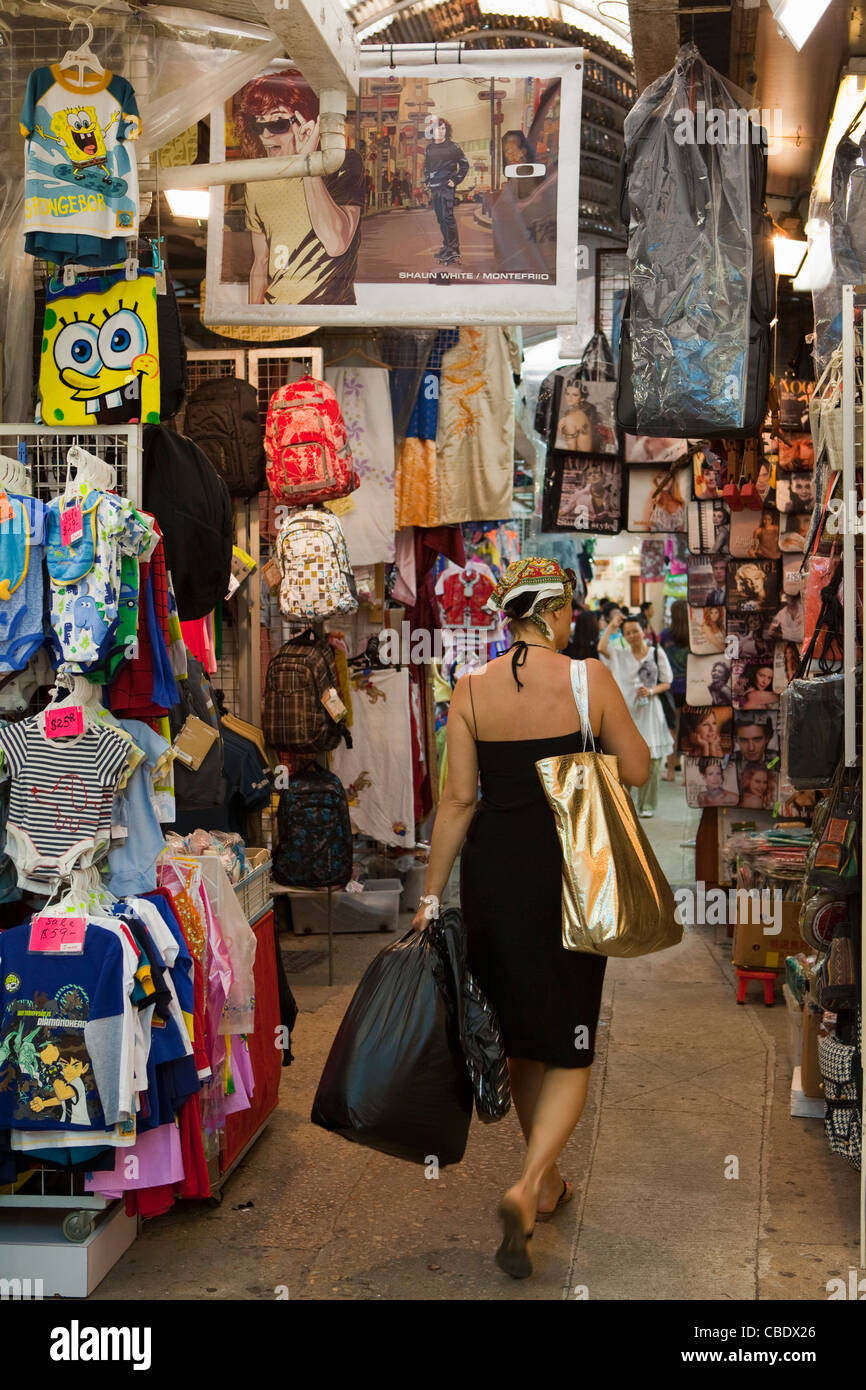 Shopper presso il Mercato Stanley, Hong Kong, Cina Foto Stock