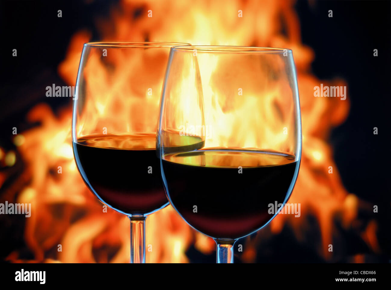 Due bicchieri di vino rosso Foto stock - Alamy