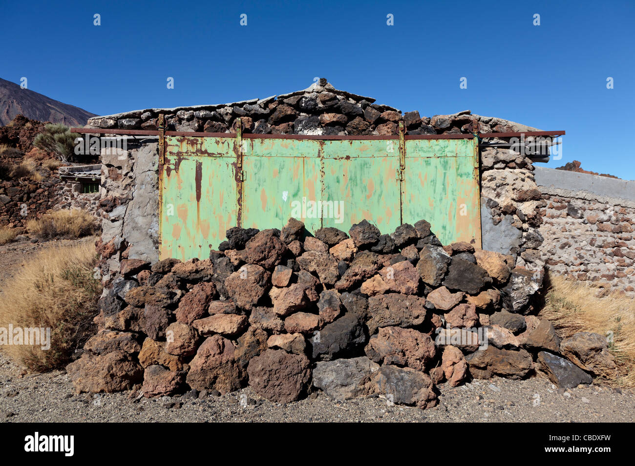 Un bloccato le porte su un edificio abbandonato presso il vecchio sanatorio nel Parco Nazionale del Teide Tenerife Canarie Spagna Foto Stock