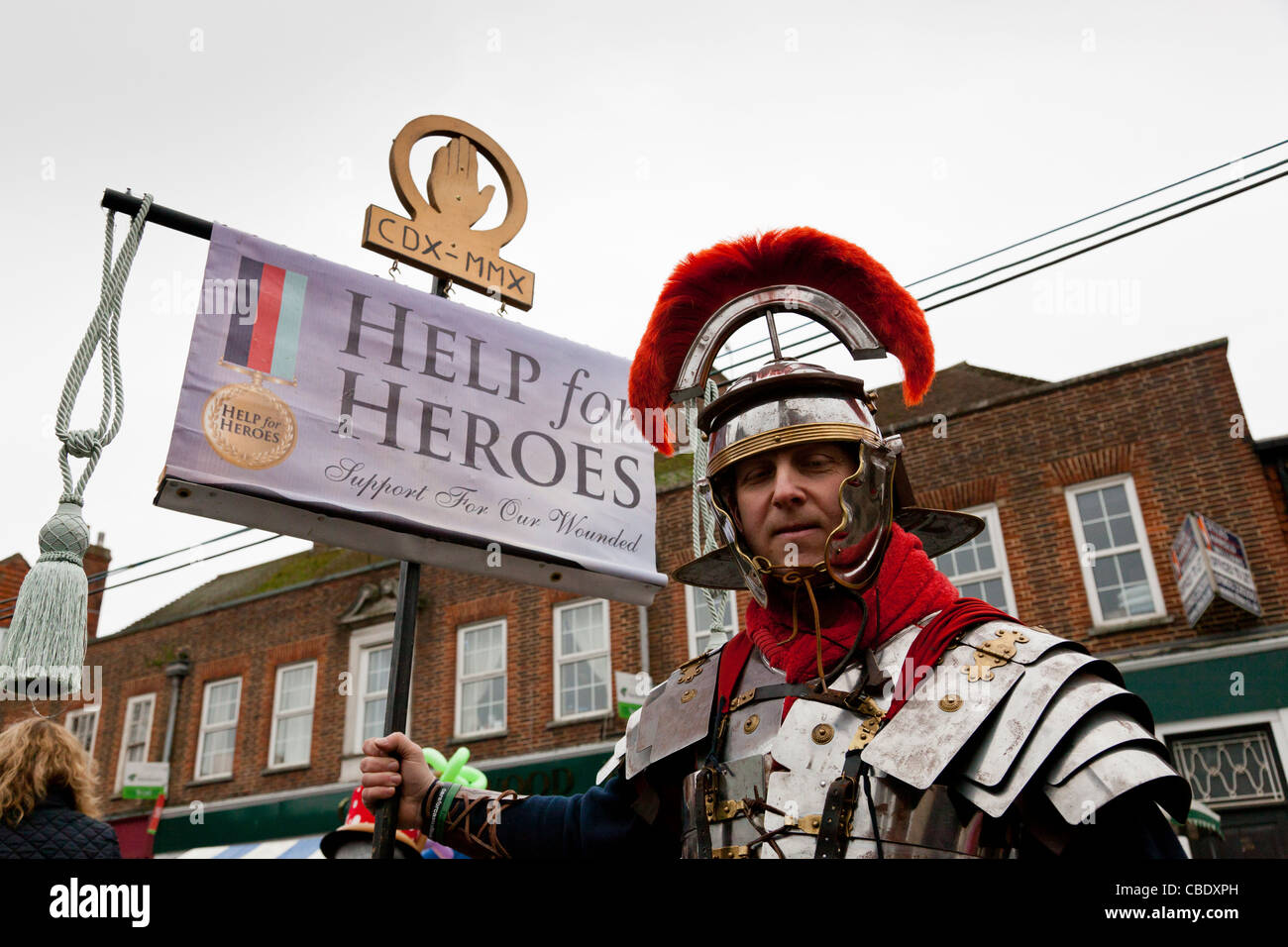 Uomo vestito come un soldato romano per raccogliere per la Guida in linea per gli eroi, all'annuale Fiera di Natale a Haslemere, Surrey Foto Stock