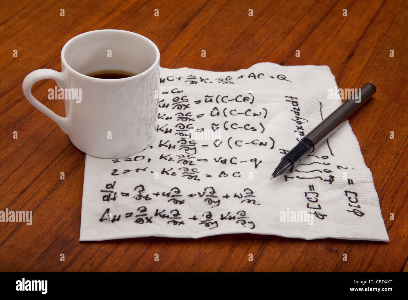 Equazioni matematiche della fisica - scrittura su un tovagliolo con tazza di caffè sul tavolo Foto Stock