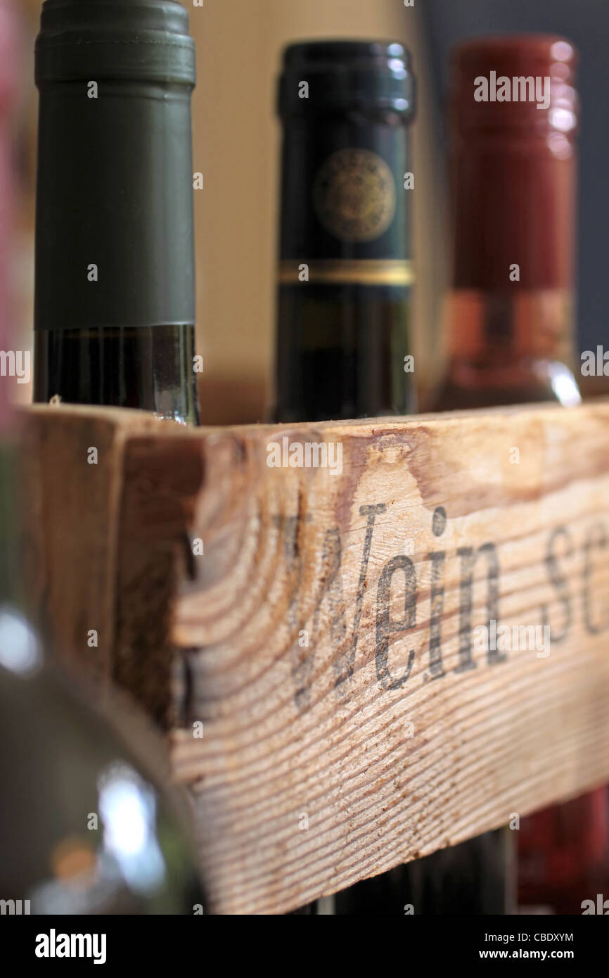 In legno antico vino scatola con molte bottiglie Foto Stock