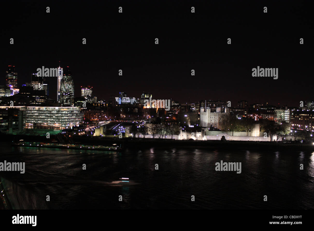 Torre di Londra e una parte della città di Londra di notte dal Municipio Foto Stock