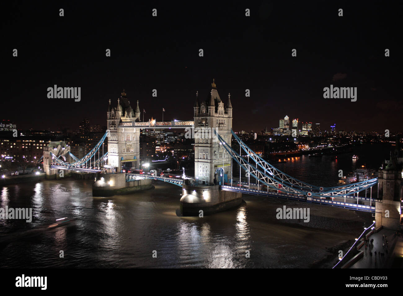 Il Tower Bridge e da Canary Wharf di notte dal Municipio Foto Stock