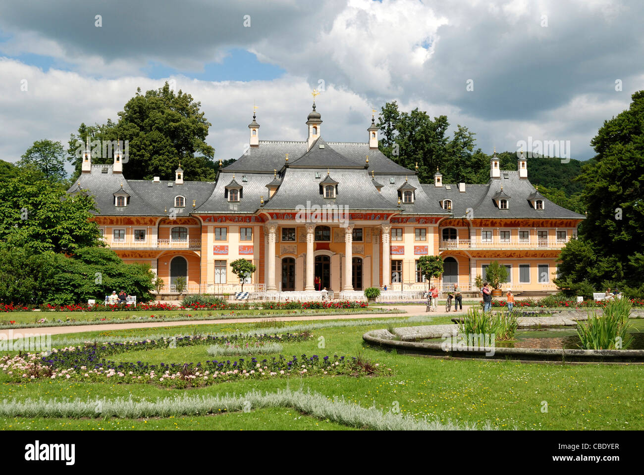 Il castello di Pillnitz di Dresda con la montagna palais e il grande parco del castello. Foto Stock