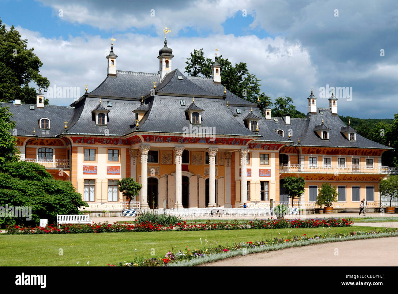 Il castello di Pillnitz di Dresda con la montagna palais e il grande parco del castello. Foto Stock