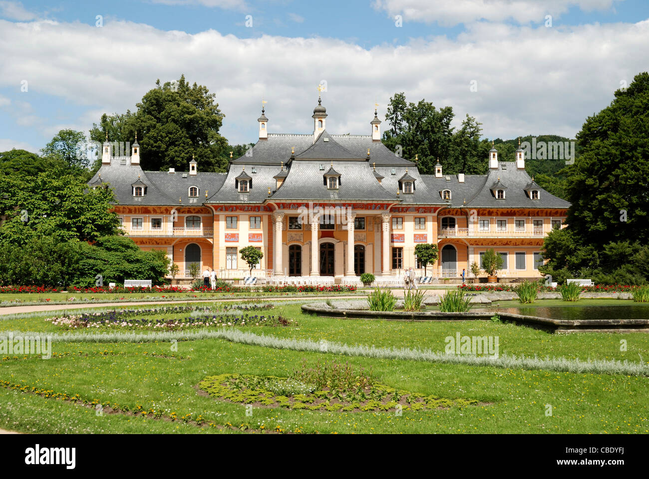 Il castello di Pillnitz di Dresda con la montagna palais e il grande parco del castello. Foto Stock