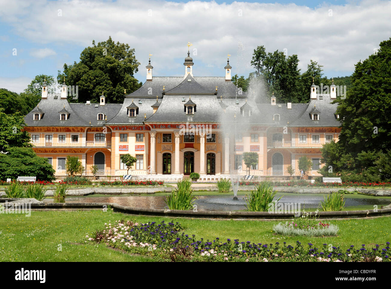 Il castello di Pillnitz di Dresda con la montagna palais e il grande parco del castello. Foto Stock