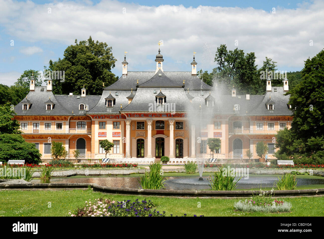 Il castello di Pillnitz di Dresda con la montagna palais e il grande parco del castello. Foto Stock