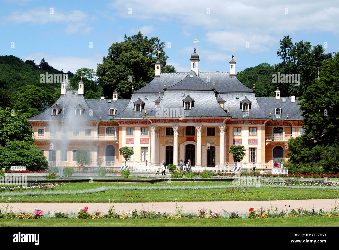 Il castello di Pillnitz di Dresda con la montagna palais e il grande parco del castello. Foto Stock