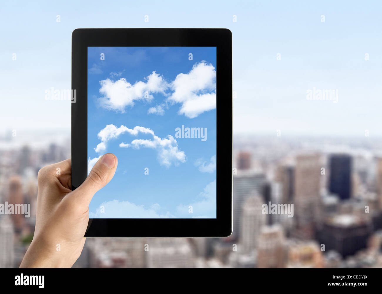 L'uomo le mani sono holding tavoletta digitale con cloudscape sullo schermo. Concetto di immagine sul cloud computing tema. Paesaggio urbano sfocate con s Foto Stock