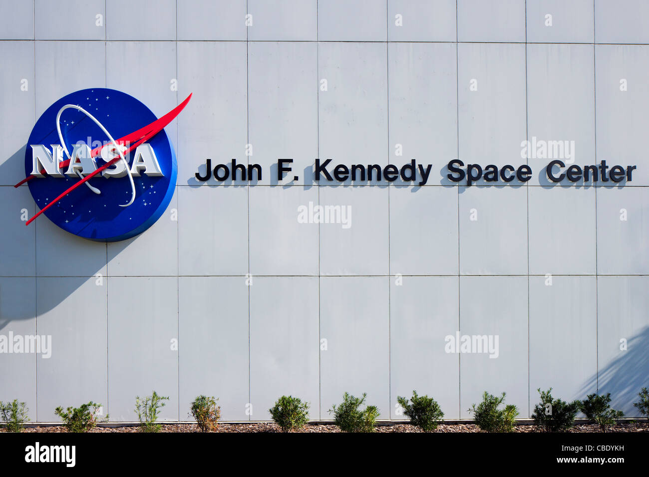 Logo della NASA sulla parete della natura e tecnologia edilizia, Kennedy Space Center Visitor Complex, Merritt Island, Florida, Stati Uniti d'America Foto Stock
