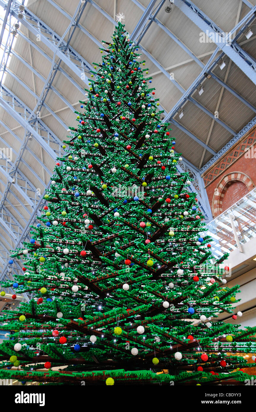 Stazione ferroviaria internazionale di St Pancras interno della stazione ferroviaria con close up indoor albero di Natale realizzata con i mattoncini Lego Camden Londra Inghilterra REGNO UNITO Foto Stock