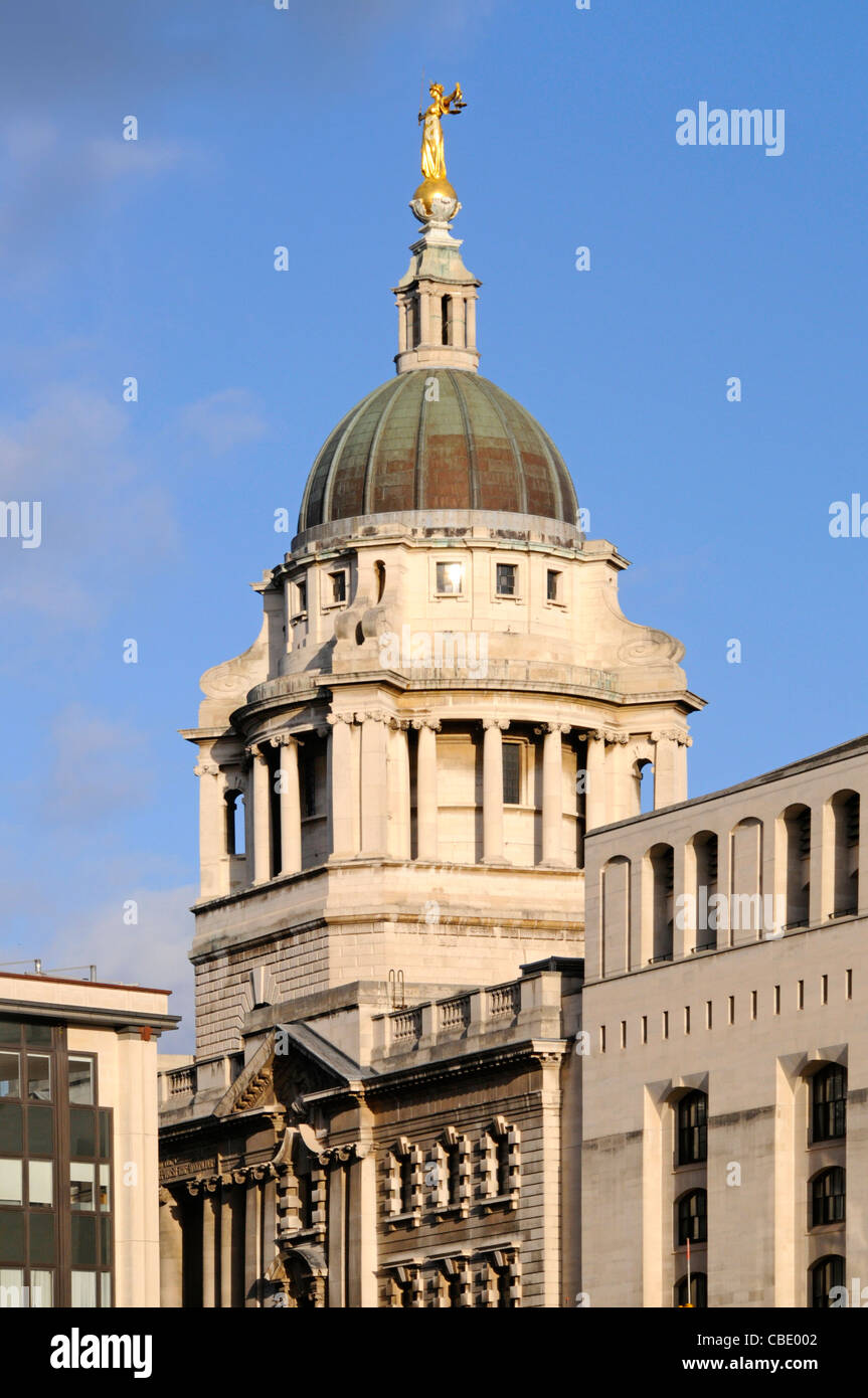 Statua in bronzo scultura Lady Giustizia o scale di giustizia al di sopra di rame tetto rivestito di Old Bailey courthouse centrale Tribunale penale City of London REGNO UNITO Foto Stock
