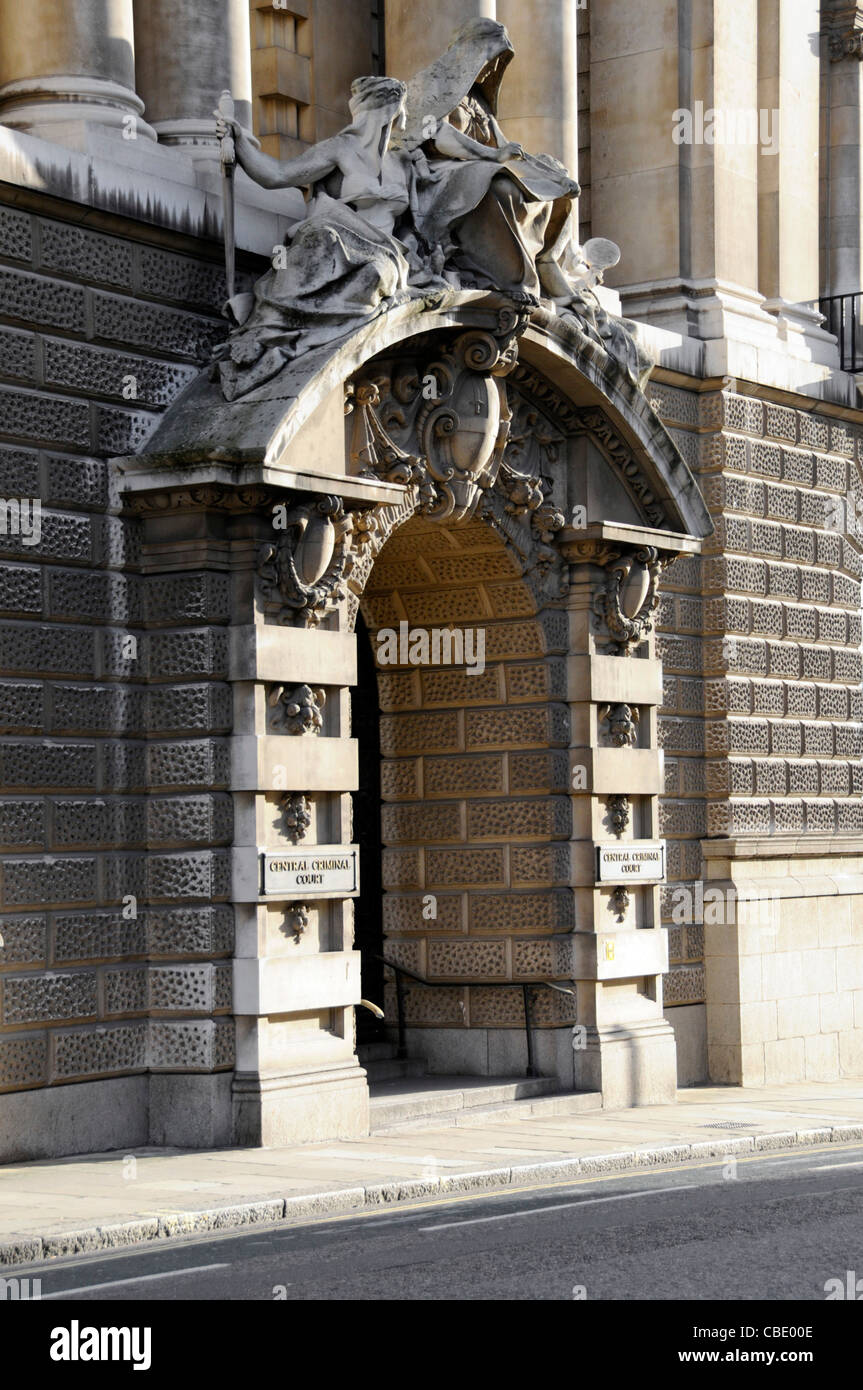 London Street & Court Old Bailey Central Criminal Court of England & Wales edificio ornate ingresso cerimoniale e scultura City of London England UK Foto Stock