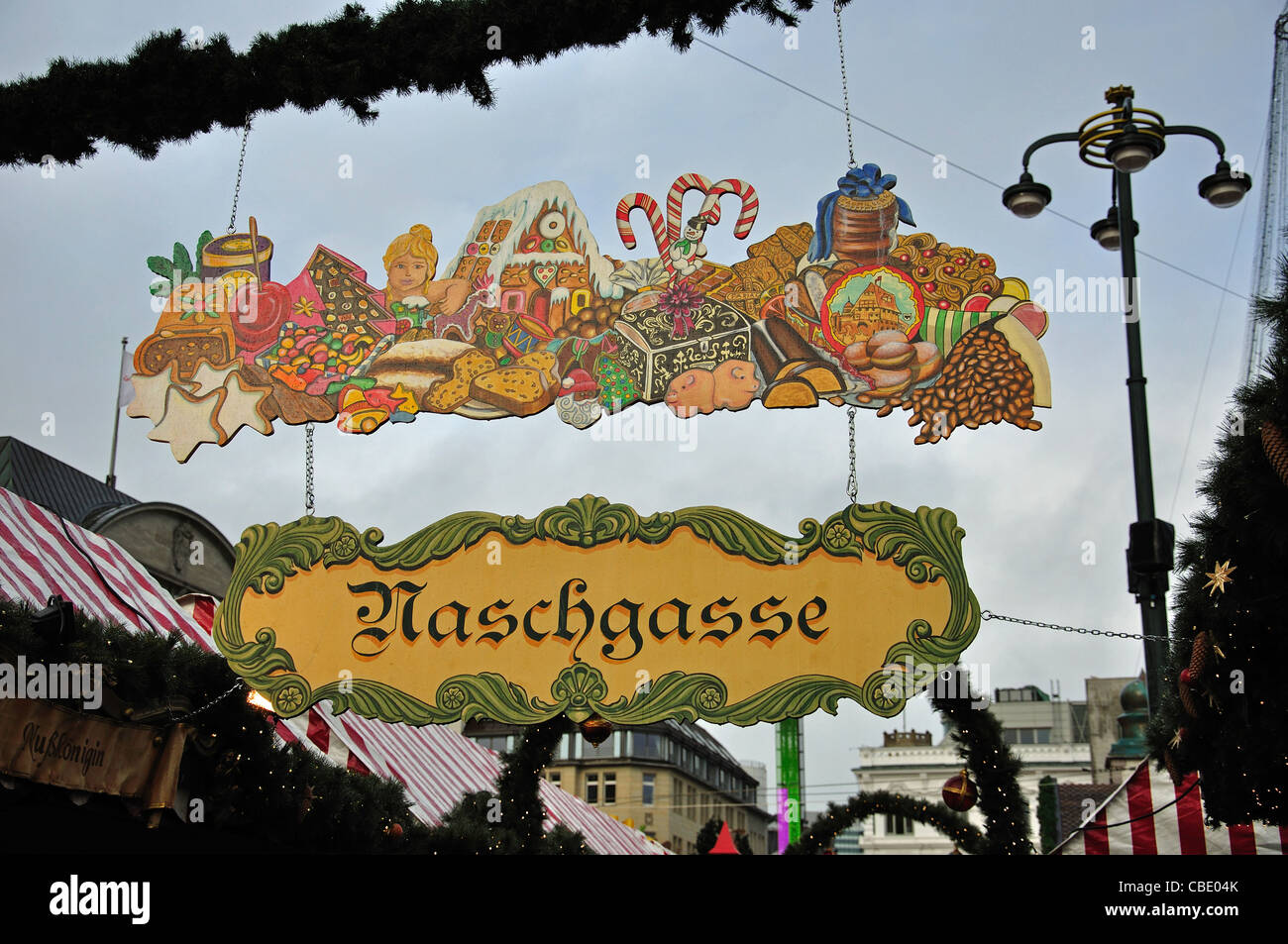 Segno di pasticceria nel mercato di Natale, Rathausplatz, Hamburg, Amburgo Regione Metropolitana, Repubblica federale di Germania Foto Stock
