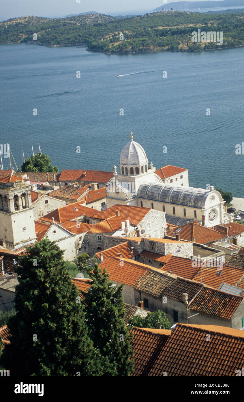 Croazia, Sibenik, Jakova Cattedrale come visto da St Michaels fortezza. Foto Stock