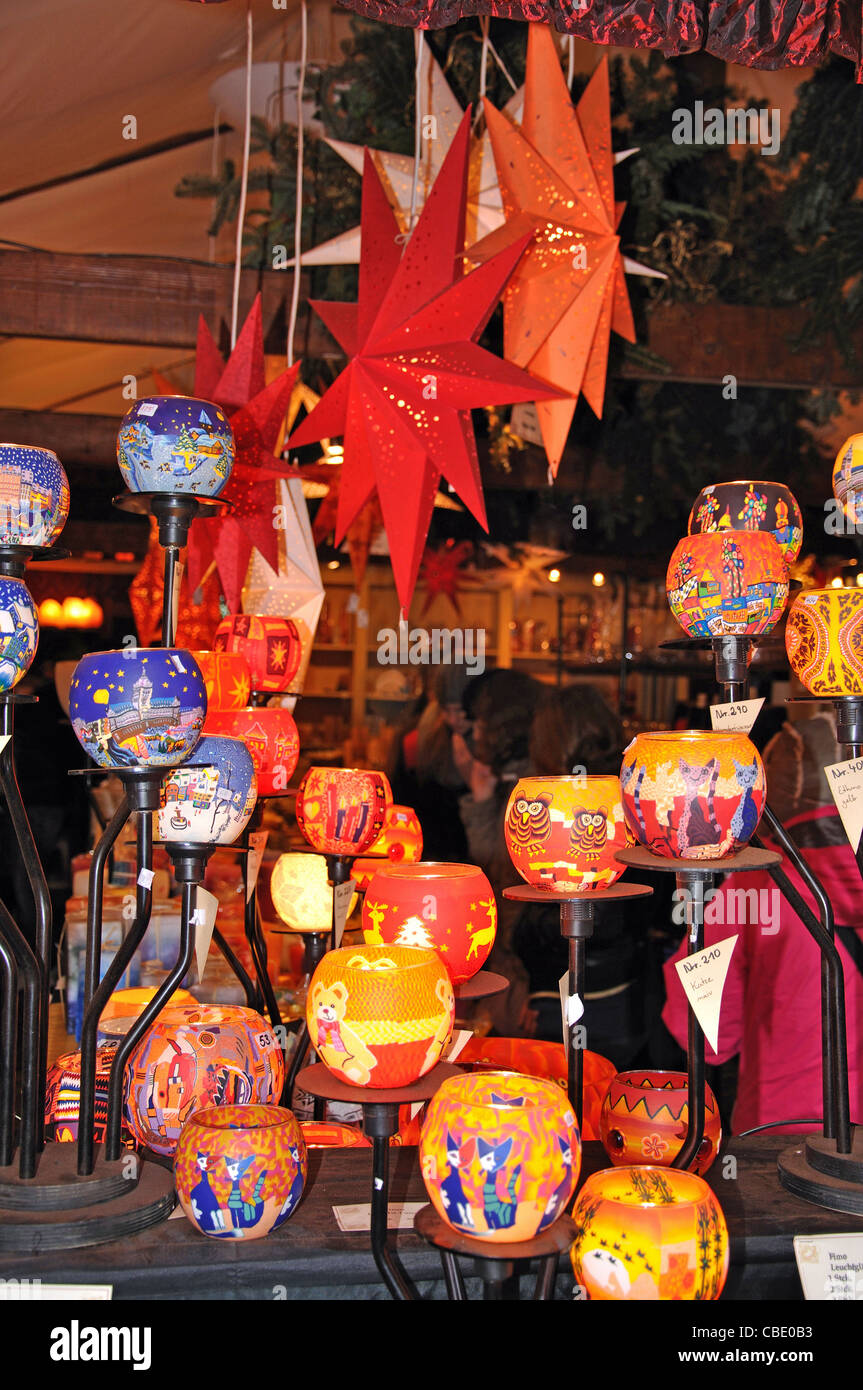 Candele e fanali per la vendita, Mercato di Natale, Rathausplatz, Hamburg, Amburgo Regione Metropolitana, Repubblica federale di Germania Foto Stock