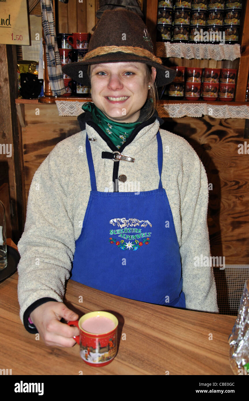 Local Barista serve Glühwein, Mercato di Natale, Rathausplatz, Hamburg, Amburgo Regione Metropolitana, Repubblica federale di Germania Foto Stock