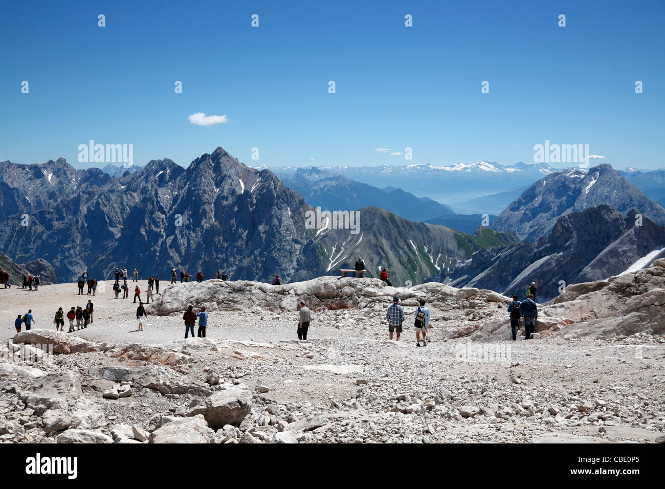 I turisti a passeggio il tedesco Zugspitze altopiano Zugspitzplatt prima di prendere l'ultima parte del viaggio per il vertice Foto Stock