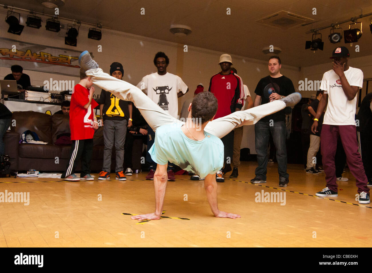 Un giovane breakdancer combattendo in "prima colazione 2011' in Birmingham Foto Stock