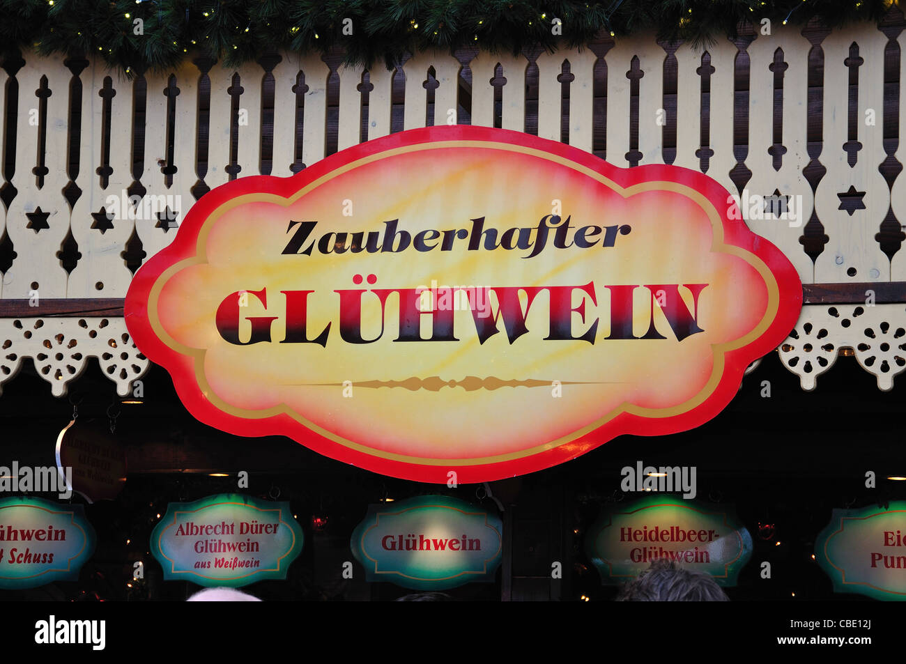 Sign on glühwein stallo a Mercatino di Natale, Rathausplatz, Hamburg, Amburgo Regione Metropolitana, Repubblica federale di Germania Foto Stock