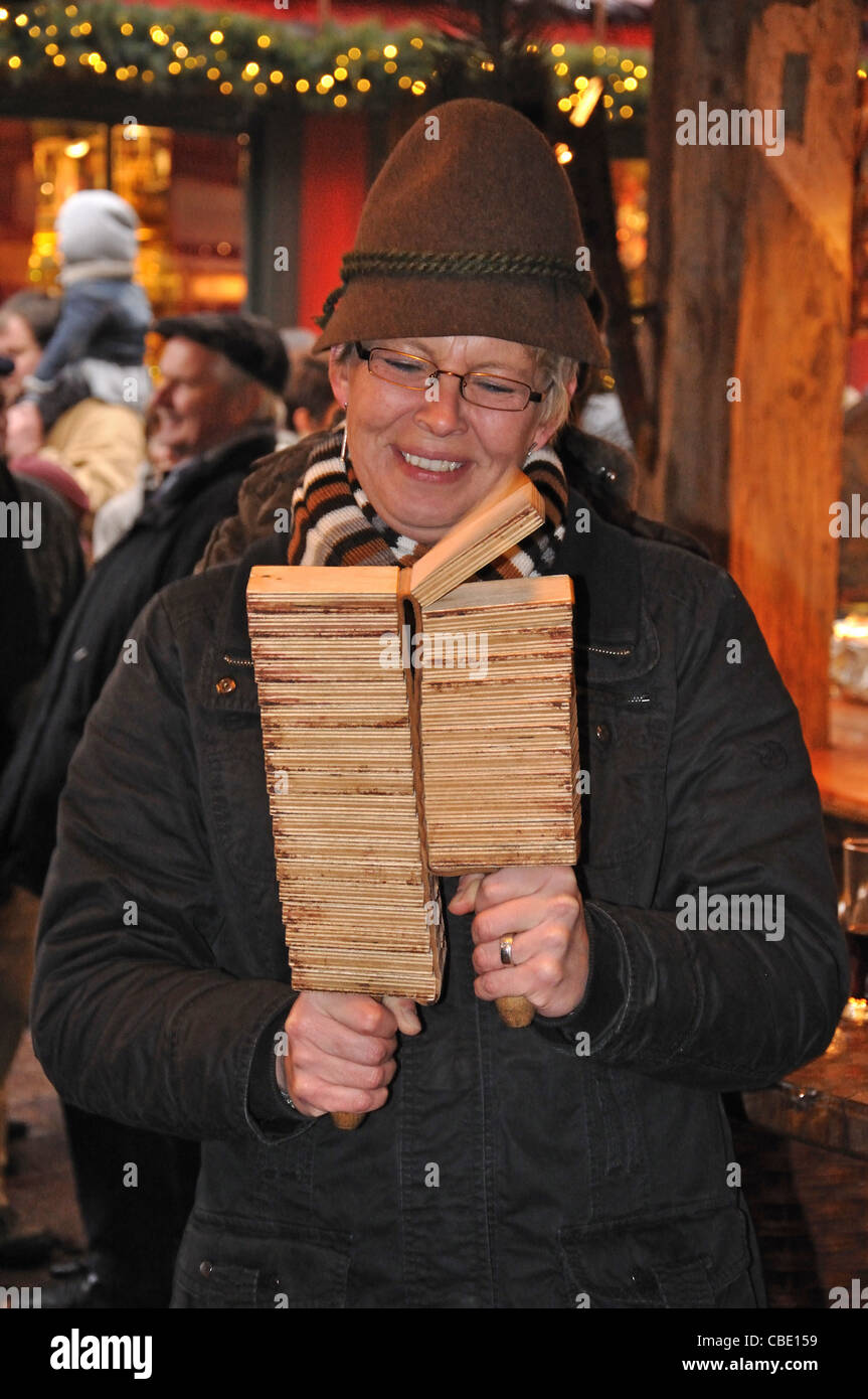 Tradizionale band tedesca al mercato di Natale, Rathausplatz, Hamburg, Amburgo Regione Metropolitana, Repubblica federale di Germania Foto Stock