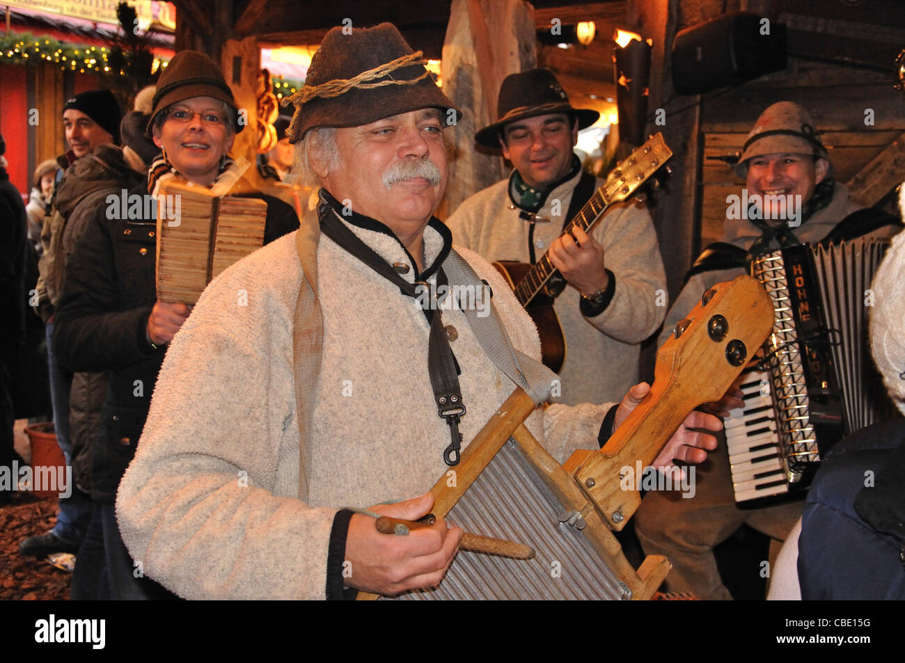 Tradizionale band tedesca al mercato di Natale, Rathausplatz, Hamburg, Amburgo Regione Metropolitana, Repubblica federale di Germania Foto Stock