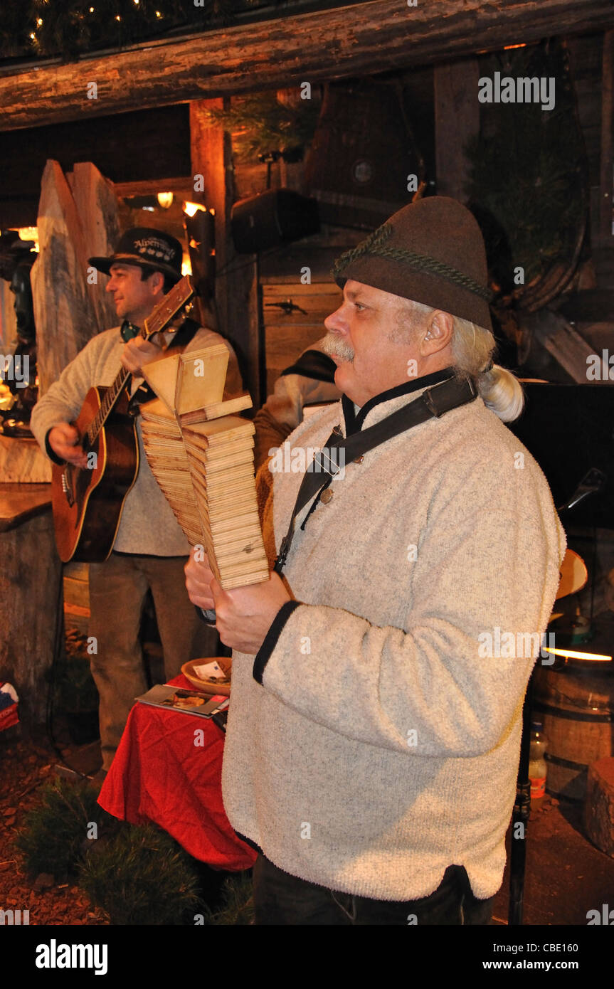 Tradizionale band tedesca al mercato di Natale, Rathausplatz, Hamburg, Amburgo Regione Metropolitana, Repubblica federale di Germania Foto Stock