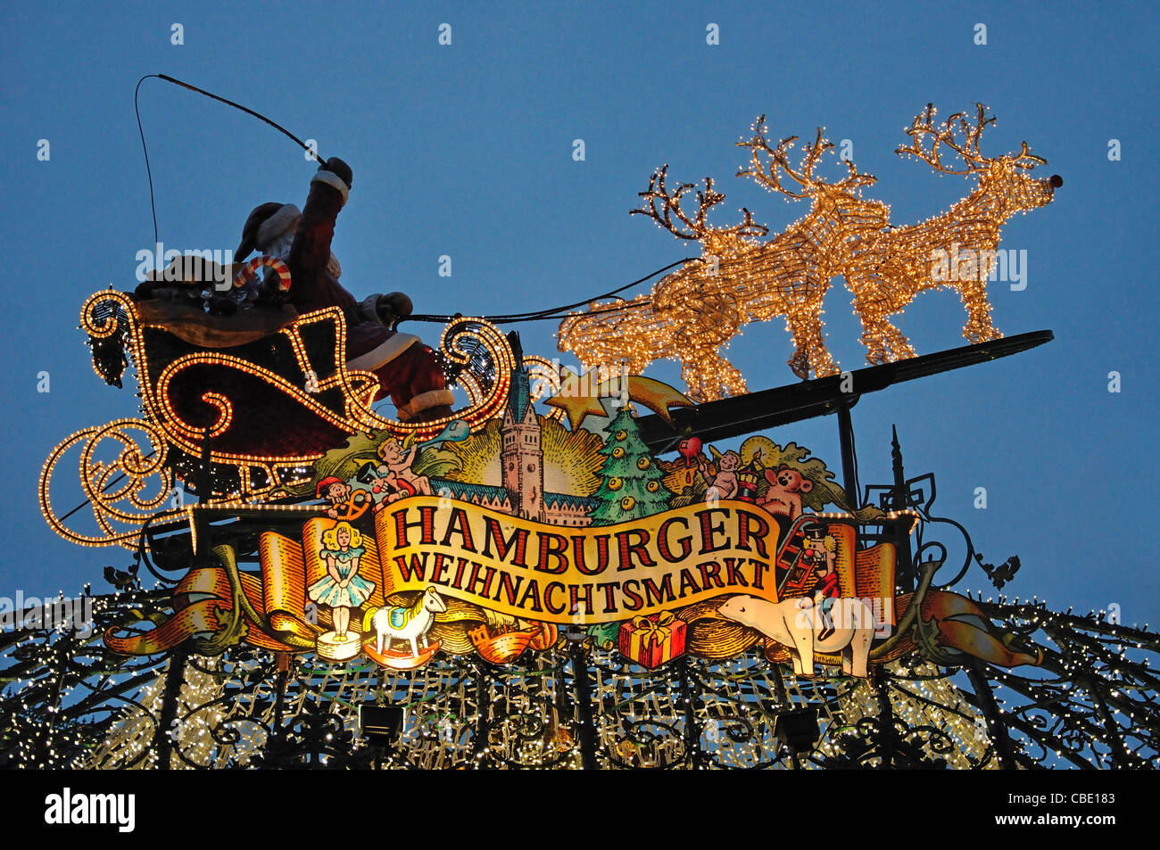 Segno di ingresso al mercato di Natale al crepuscolo, Rathausplatz, Hamburg, Amburgo Regione Metropolitana, Repubblica federale di Germania Foto Stock