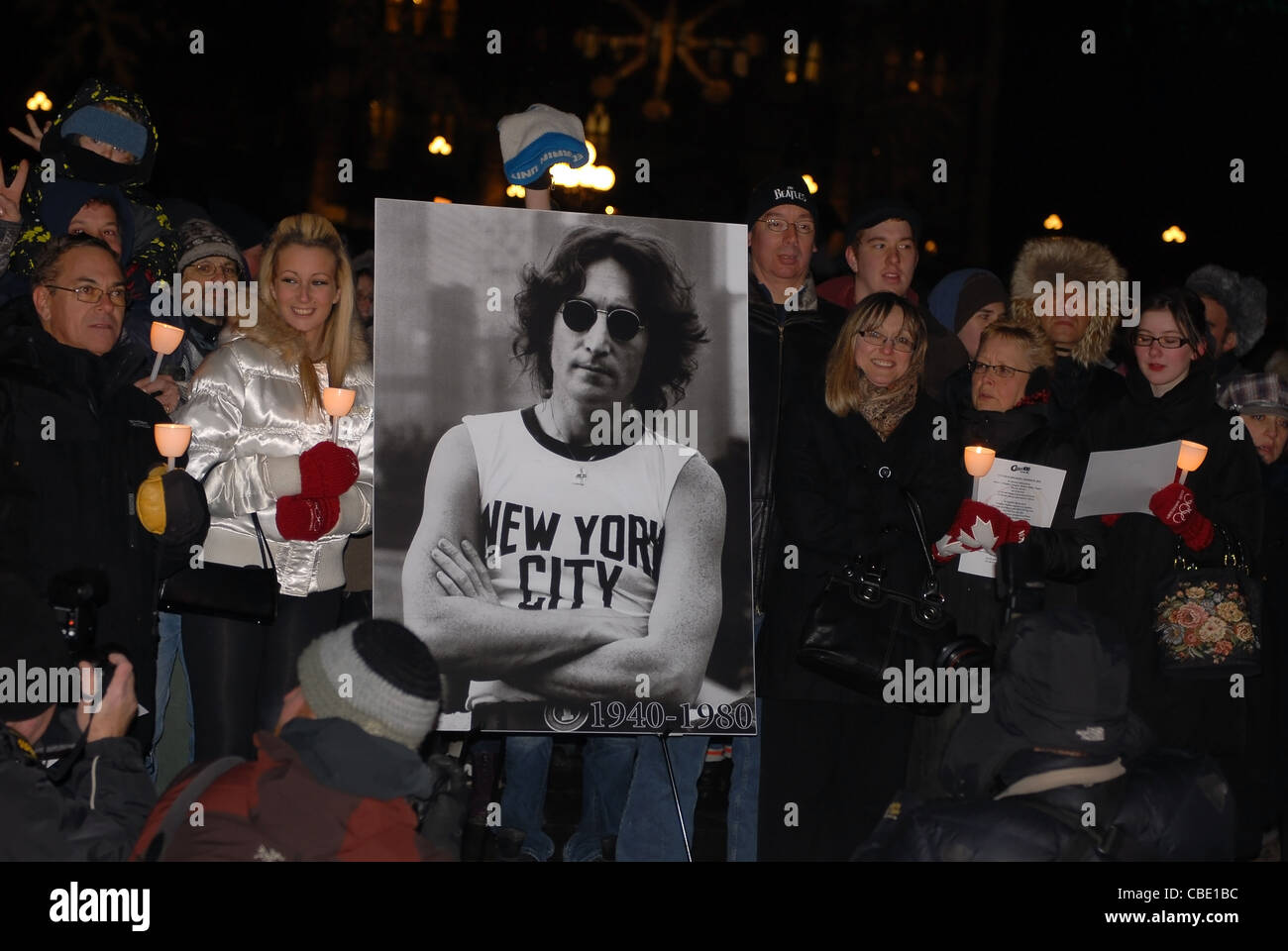 Tifosi si riuniscono a Ottawa a cantare "Date una possibilità alla pace " il trentesimo anniversario di John Lennon's assassinio Dec 8, 2010 Foto Stock