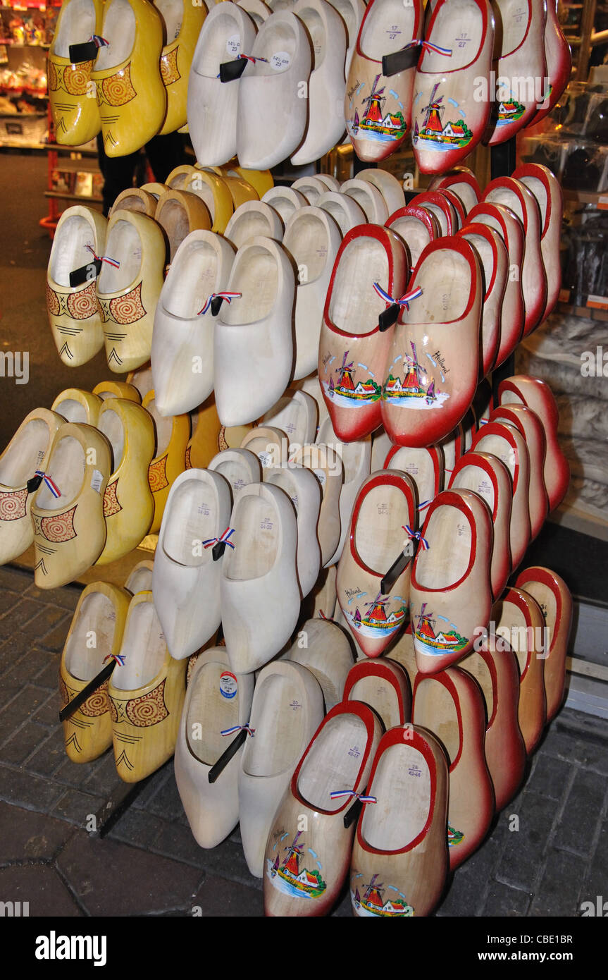 Zoccoli di legno nel negozio di souvenir, Damrak, Amsterdam, Olanda settentrionale, il Regno dei Paesi Bassi Foto Stock