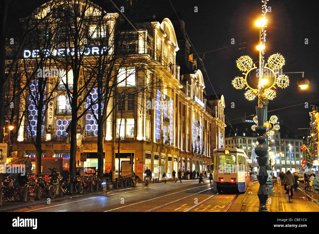 De Bijenkorf department store di notte, Damrak, Amsterdam, Olanda settentrionale, il Regno dei Paesi Bassi Foto Stock