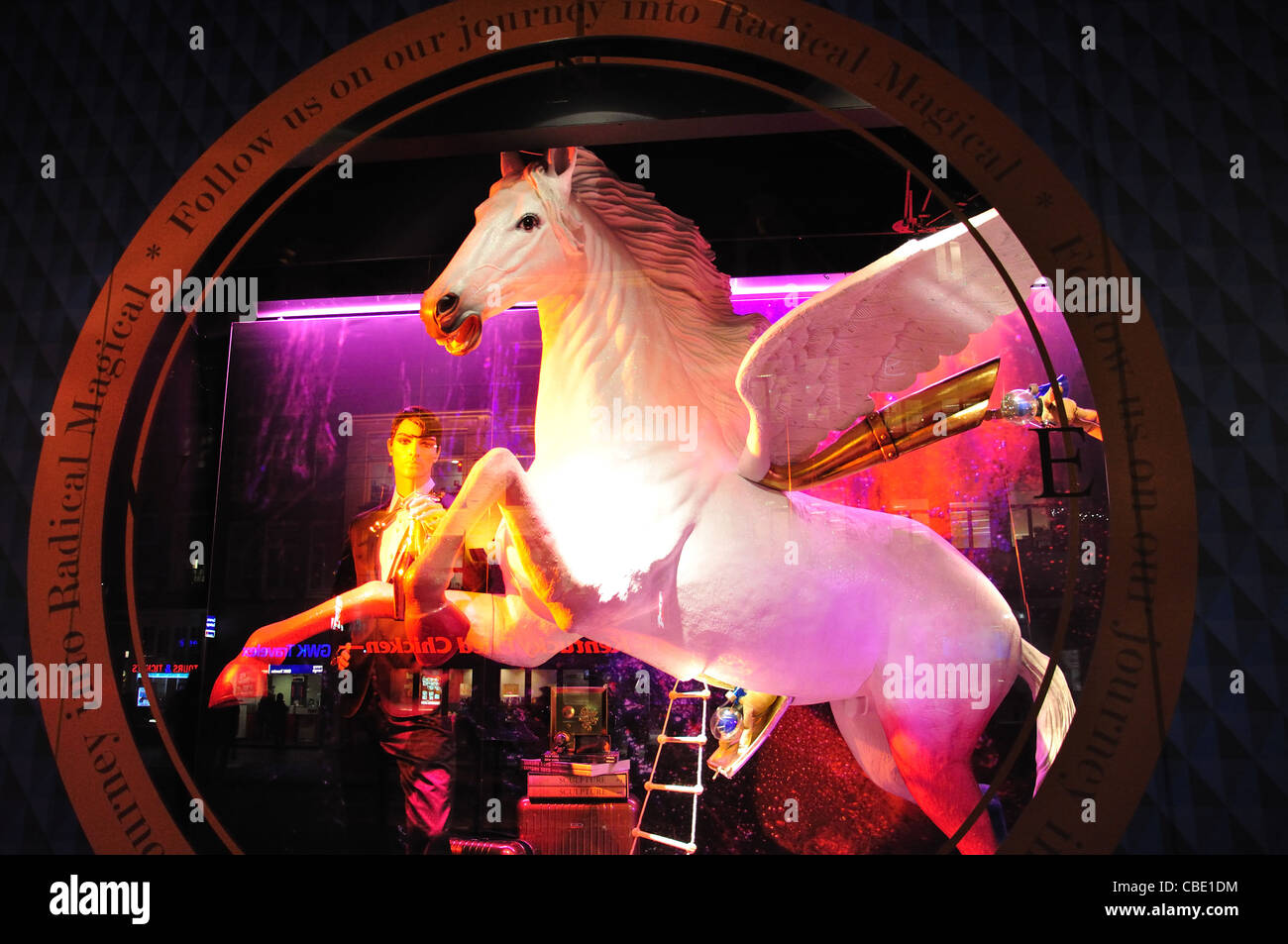 Finestra di Natale a De Bijenkorf department store, Damrak, Amsterdam, Olanda settentrionale, il Regno dei Paesi Bassi Foto Stock