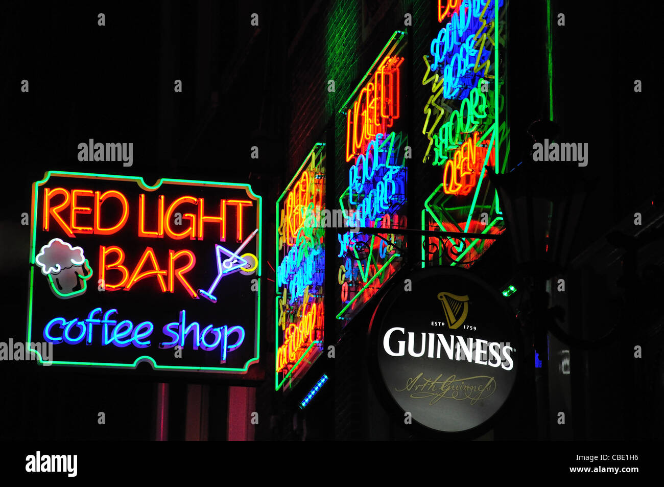 Insegne al neon di notte nel quartiere a luci rosse di Amsterdam, Noord Holland, Paesi Bassi Foto Stock