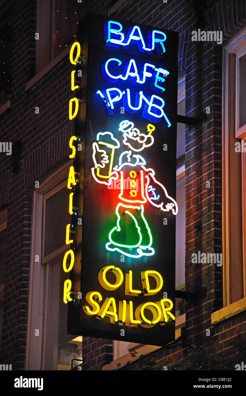 "Vecchio Marinaio' pub insegna al neon di notte nel quartiere a luci rosse di notte, Amsterdam Noord Holland, Paesi Bassi Foto Stock