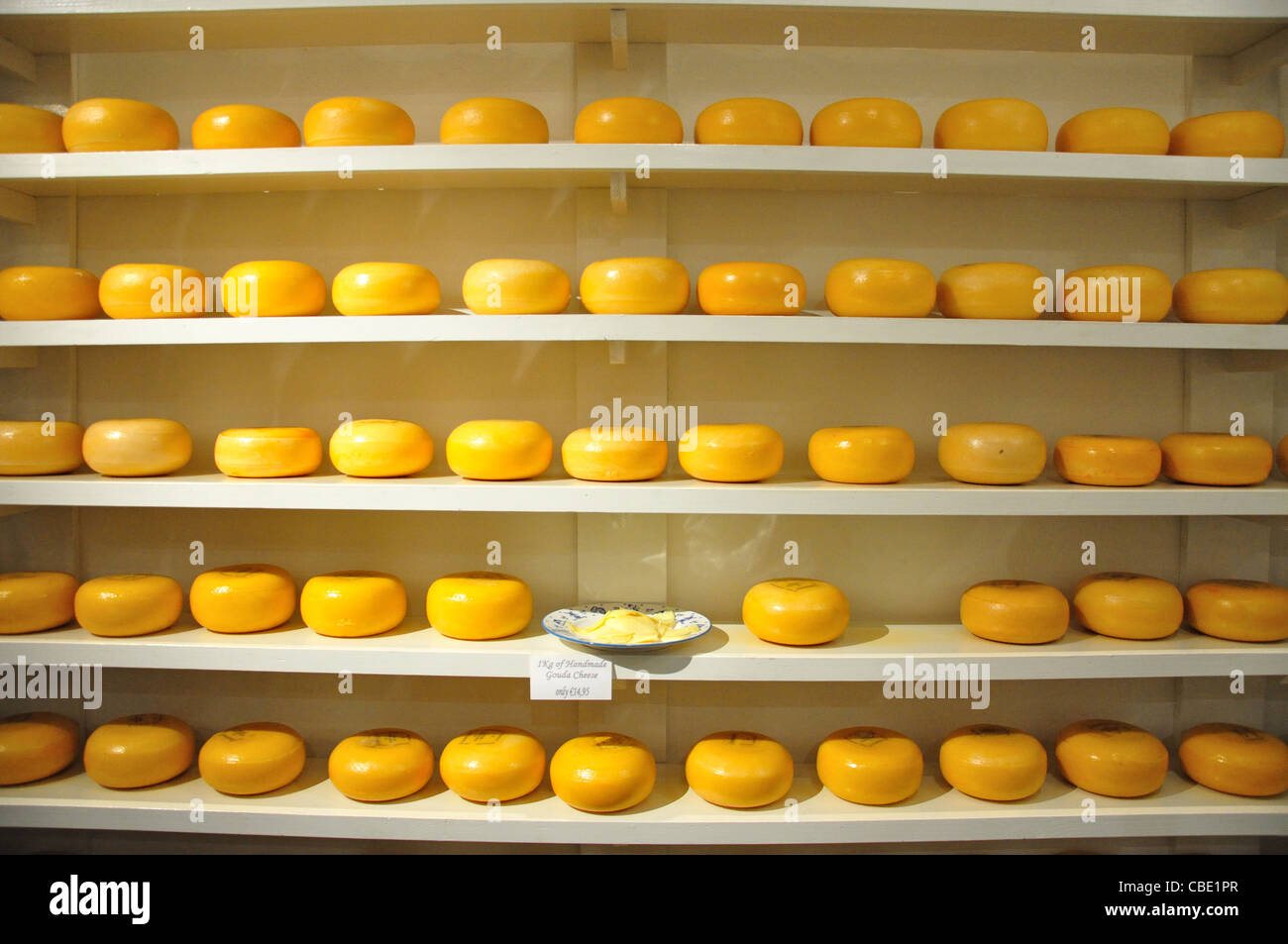Fatte a mano formaggi Gouda su scaffalature, Reguliersbreestraat, Amsterdam, Olanda settentrionale, il Regno dei Paesi Bassi Foto Stock