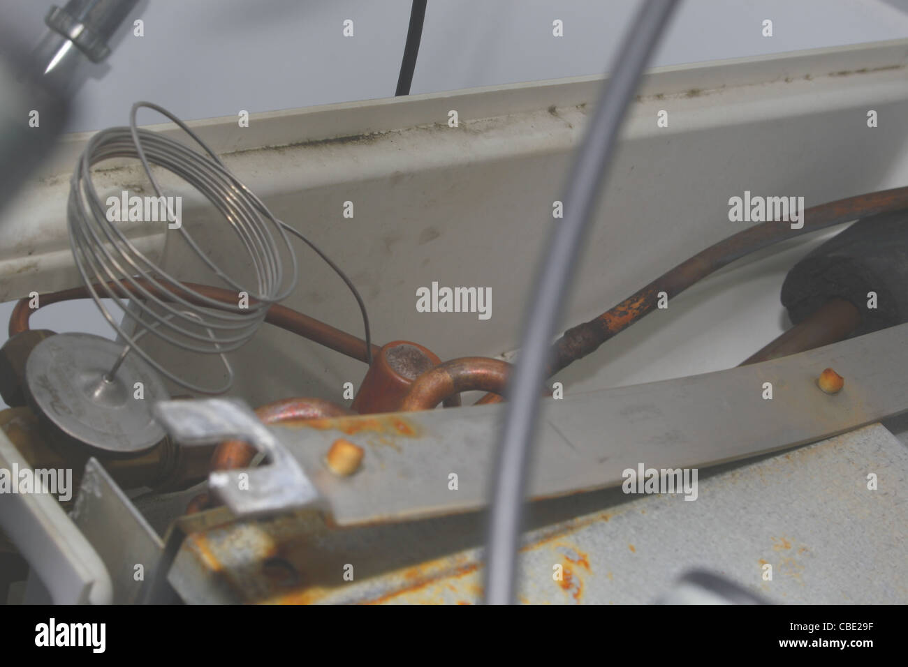 Chiudere l immagine del compressore rotto in congelatore Foto stock - Alamy