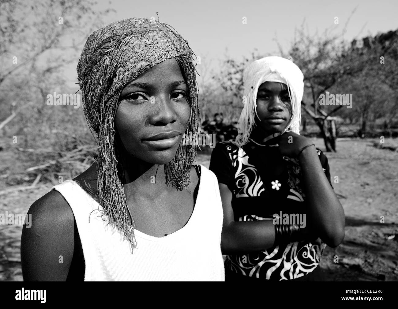 Mudimba ragazze con perline parrucche chiamato Caroline e Ann, villaggio di Combelo, Angola Foto Stock