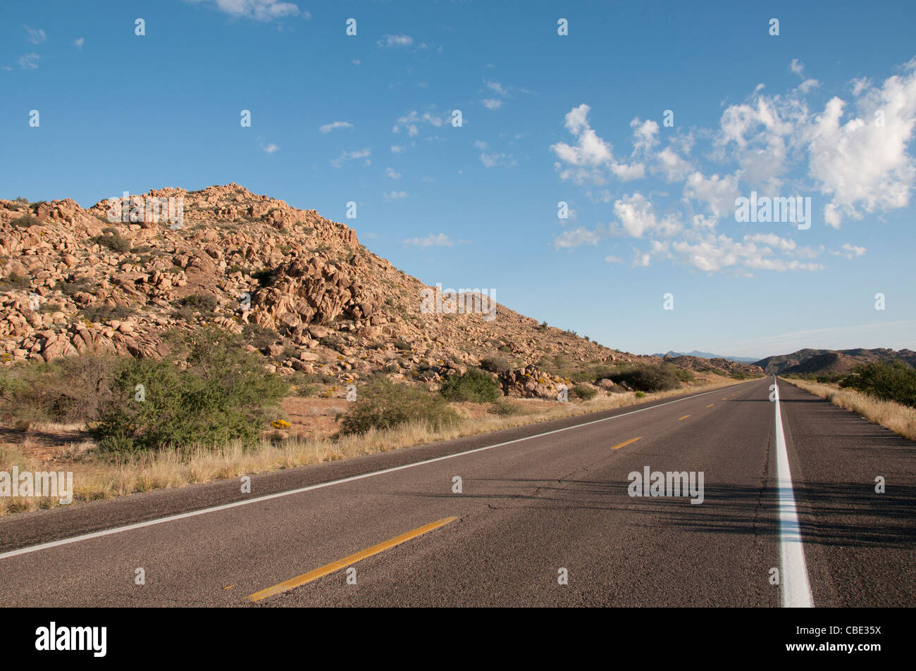 New Scenic 5 posti vuoti di piegatura su strada di montagna nelle colline di Arizona Stati Uniti Foto Stock