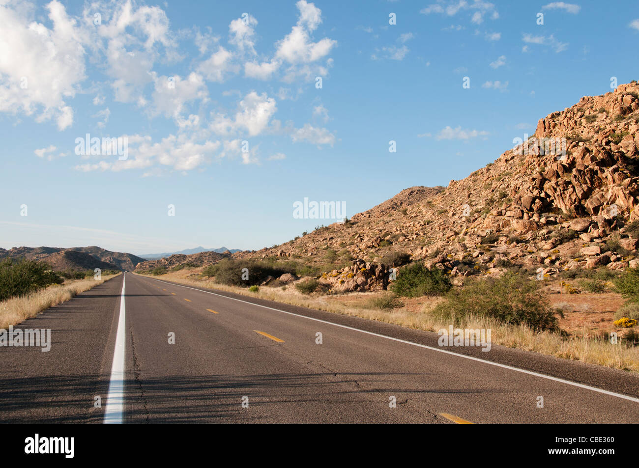 New Scenic 5 posti vuoti di piegatura su strada di montagna nelle colline di Arizona Stati Uniti Foto Stock