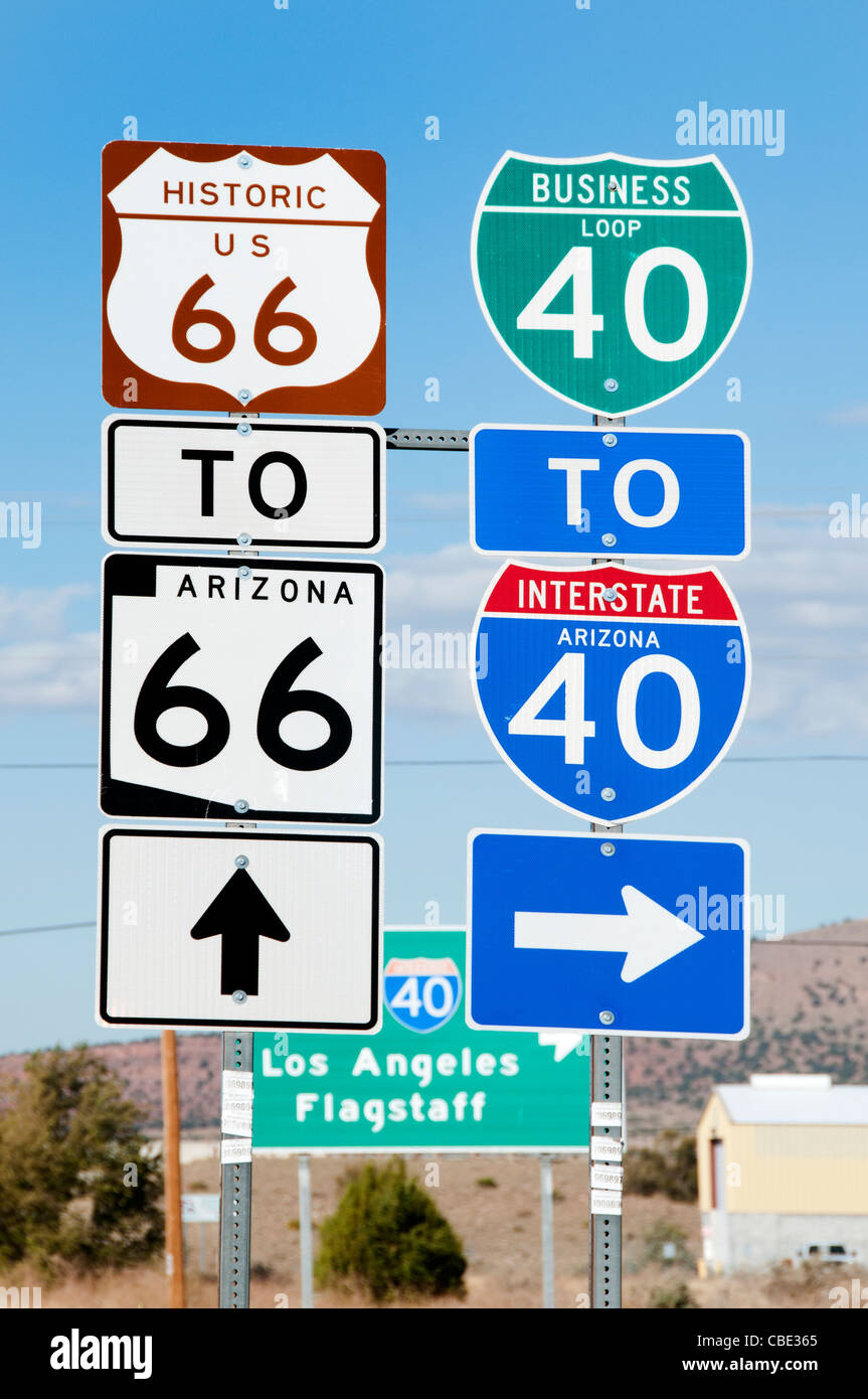 La storica Route 66 segno di traffico Autostrada nazionale in Arizona American interstate 40 Foto Stock