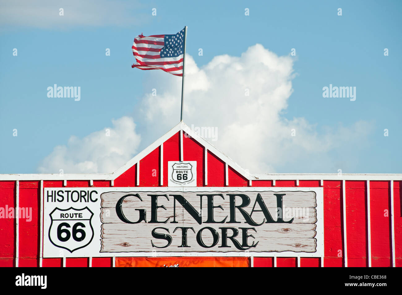 La storica Route 66 segno di traffico Autostrada nazionale in Arizona American General Store Foto Stock