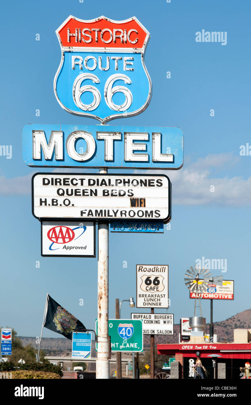 La storica Route 66 segno di traffico Autostrada nazionale in Arizona American Foto Stock