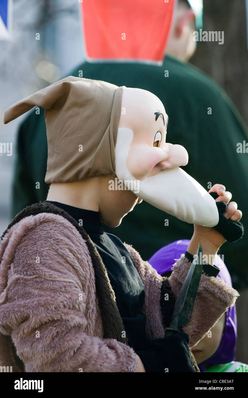 Bambino vestito come scontroso da Biancaneve e i sette nani della Disney  parata natalizia di Buckingham Foto stock - Alamy