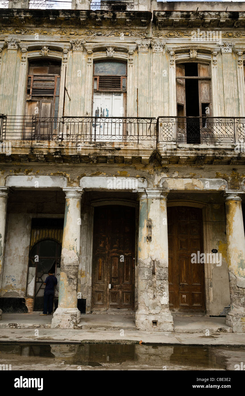 Scorrere verso il basso la costruzione di Habana Vieja Havana Cuba Foto Stock