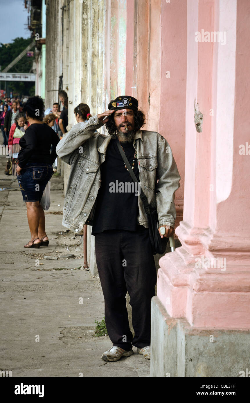Ritratto di un uomo di fumare un buon sigaro e indossando Che Guevara hat Habana Vieja Havana Cuba Foto Stock