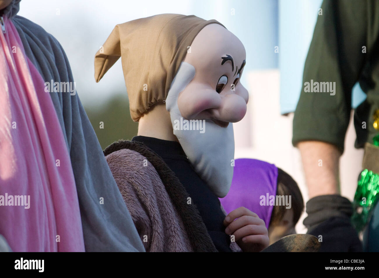 Bambino vestito come scontroso da Biancaneve e i sette nani della Disney  parata natalizia di Buckingham Foto stock - Alamy