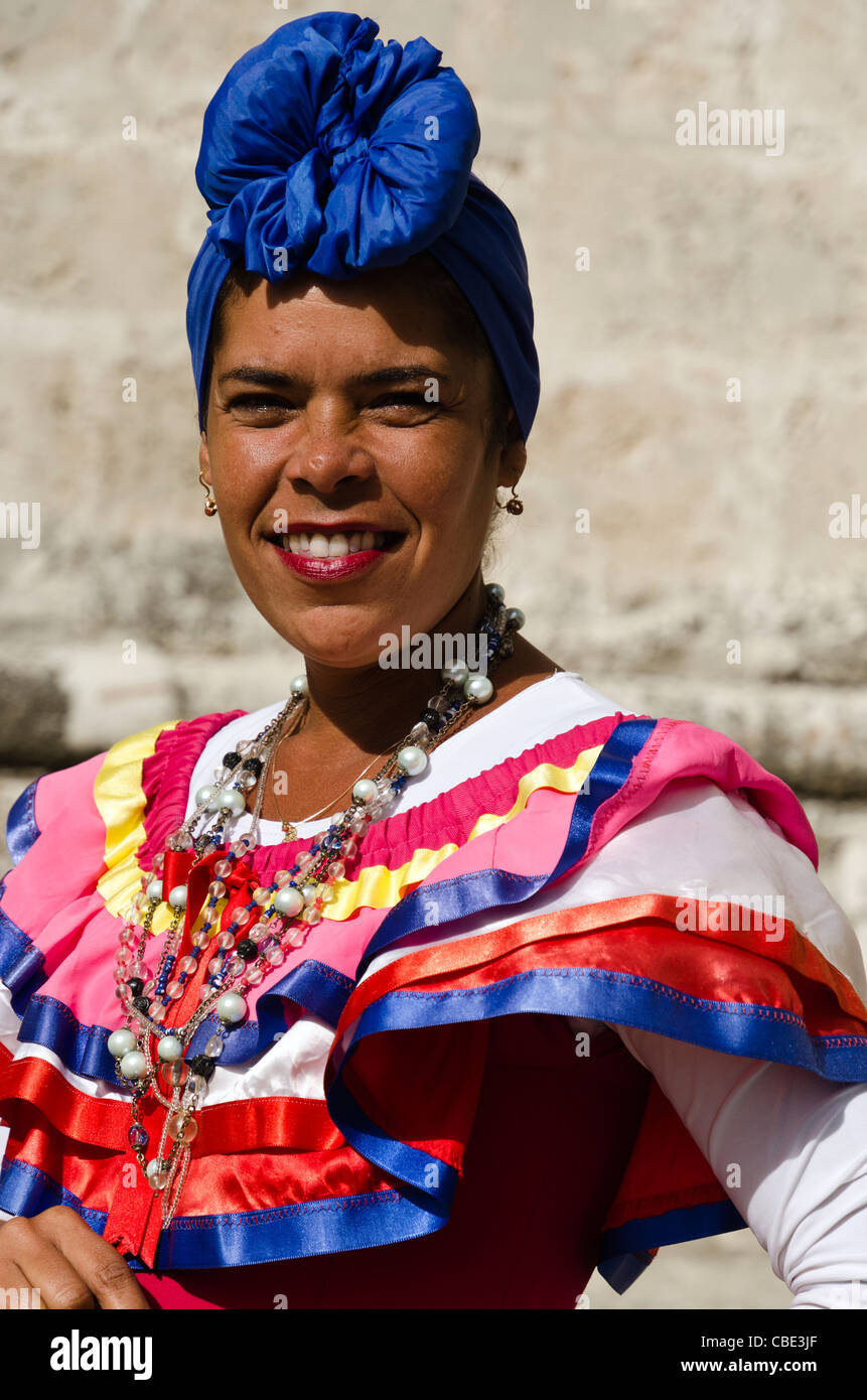Ritratto di donna cubana in abito tradizionale la Habana Vieja Cuba Foto Stock